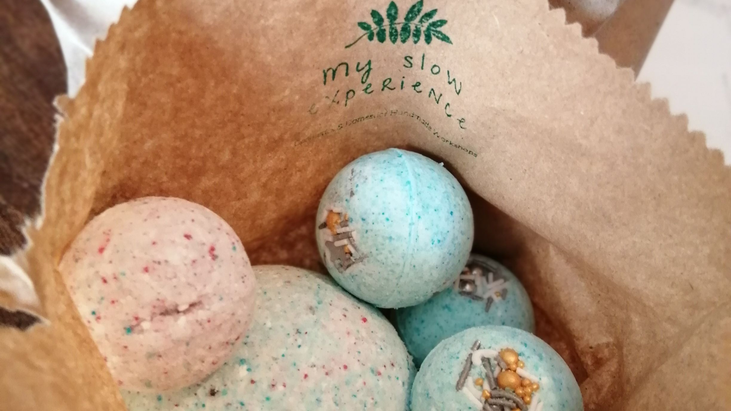 Colored fizzing bath bombs ! My Slow Experience